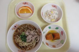 <p>しょうゆラーメン・かぼちゃの甘煮・大根とツナのサラダ・フルーツ</p>
