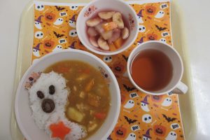 <p>ハロウィンカレー・フルーツポンチ・ほうじ茶</p>
