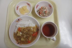 <p>カレーライス・とうふと野菜のナムル・フルーツ・ほうじ茶</p>
